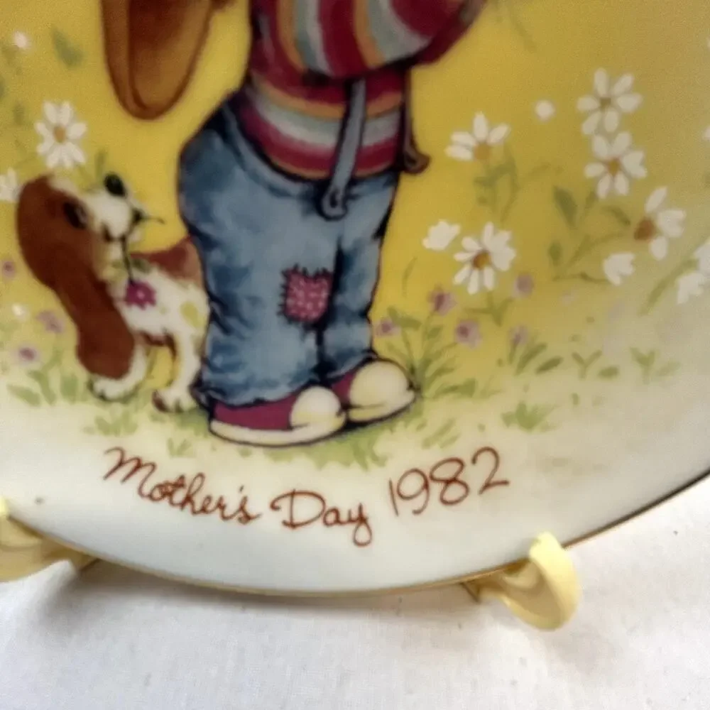 SKU 2154 Vintage 1982 Avon Mother's Day Plate 